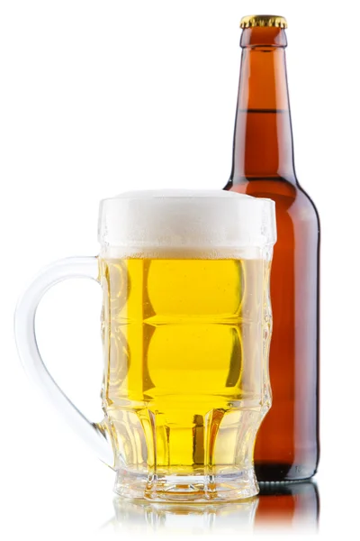 Ποτήρια μπίρας και μπουκάλι που απομονώνονται σε λευκό φόντο — Φωτογραφία Αρχείου