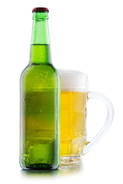 Bierpul en fles geïsoleerd op witte achtergrond — Stockfoto