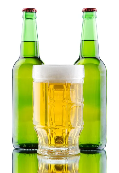 Пивная кружка и бутылка на белом фоне — стоковое фото