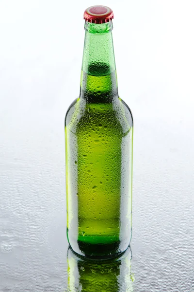 背景为白色的啤酒瓶 — 图库照片
