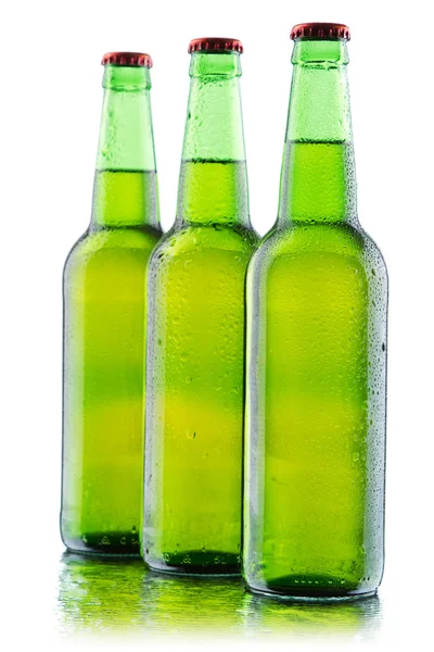 Botellas de cerveza aisladas sobre fondo blanco —  Fotos de Stock