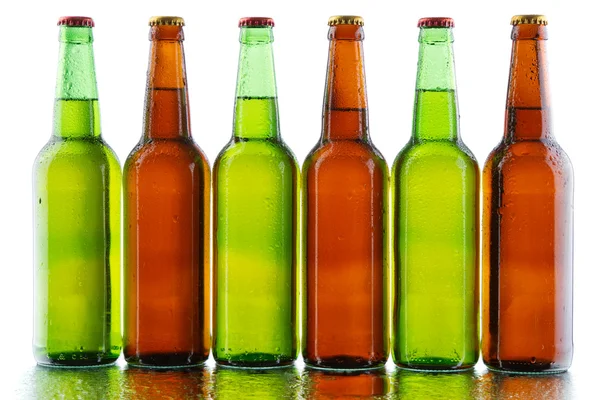 Φιάλες μπύρας που απομονώνονται σε λευκό φόντο — Φωτογραφία Αρχείου
