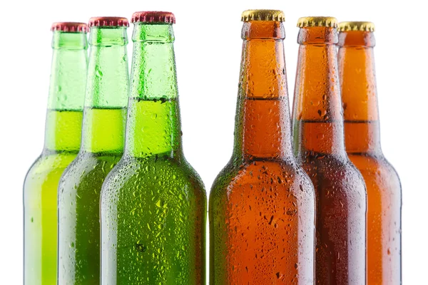 Botellas de cerveza aisladas sobre fondo blanco — Foto de Stock