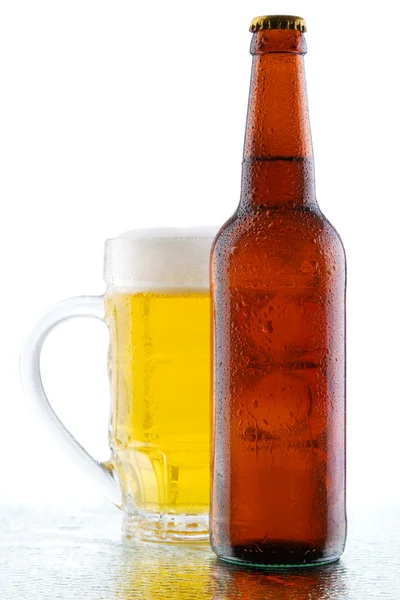 Bierkrug und Flasche isoliert auf weißem Hintergrund lizenzfreie Stockbilder