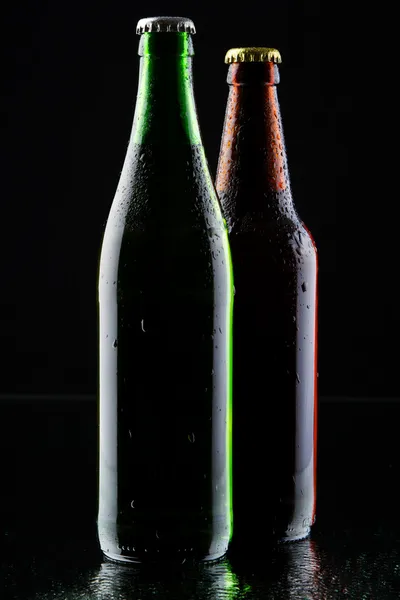 Силуэт двух бутылок пива — стоковое фото