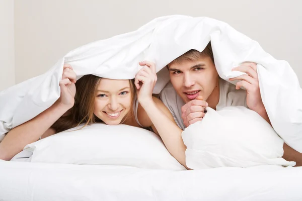 Mooi paar in bed — Stockfoto