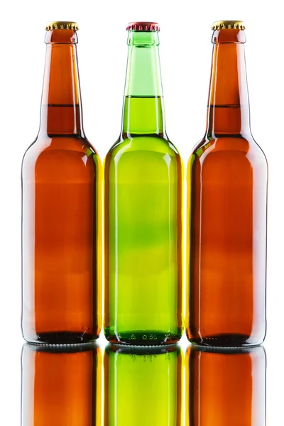 Botellas de cerveza aisladas sobre fondo blanco — Foto de Stock