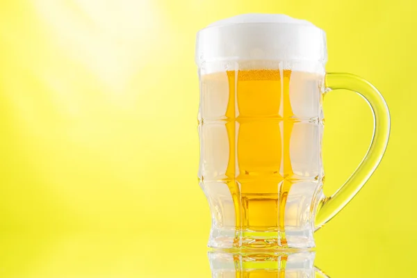 Ölglas och flaska isolerad på vit bakgrund — Stockfoto