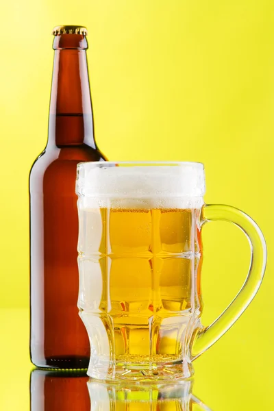 Ποτήρια μπίρας και μπουκάλι που απομονώνονται σε λευκό φόντο — Φωτογραφία Αρχείου