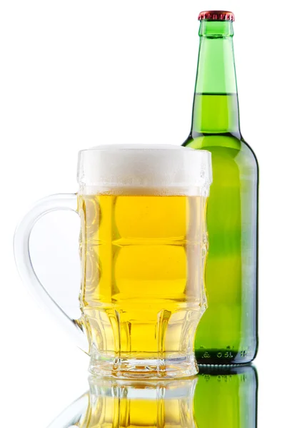 Taza de cerveza y botella aisladas sobre fondo blanco —  Fotos de Stock