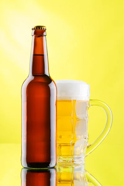 Пивная кружка и бутылка на белом фоне — стоковое фото