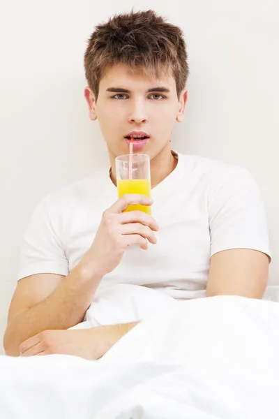 Красивый мужчина пьет свежий сок — стоковое фото
