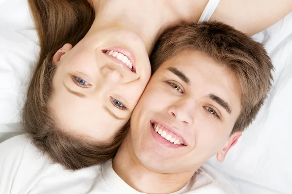 Gyönyörű fiatal pár az ágyban Stock Kép