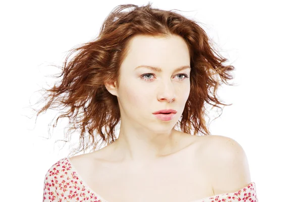 Hermoso modelo de pelo rojo sobre fondo blanco — Foto de Stock
