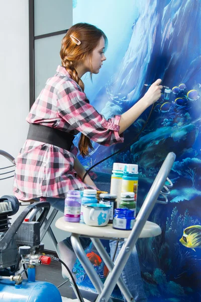 Pintor en el trabajo, pintando un interior de casa — Foto de Stock