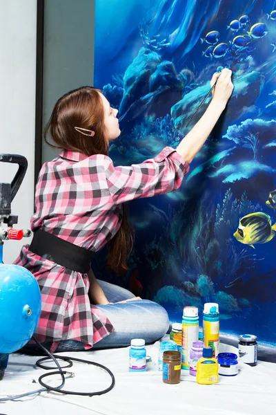 Pintor no trabalho, pintando um interior de casa — Fotografia de Stock