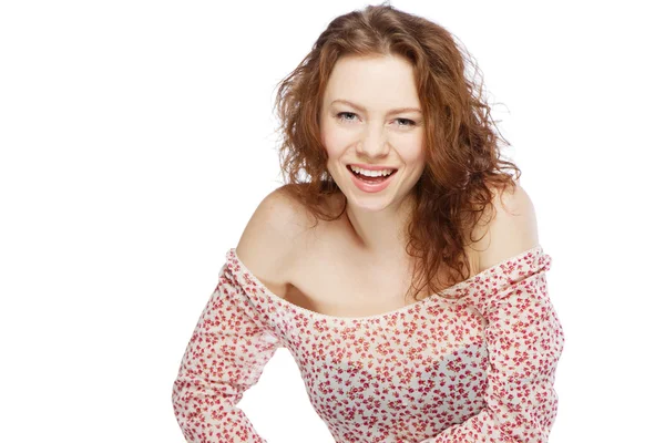 Bellissimo modello dai capelli rossi su sfondo bianco — Foto Stock