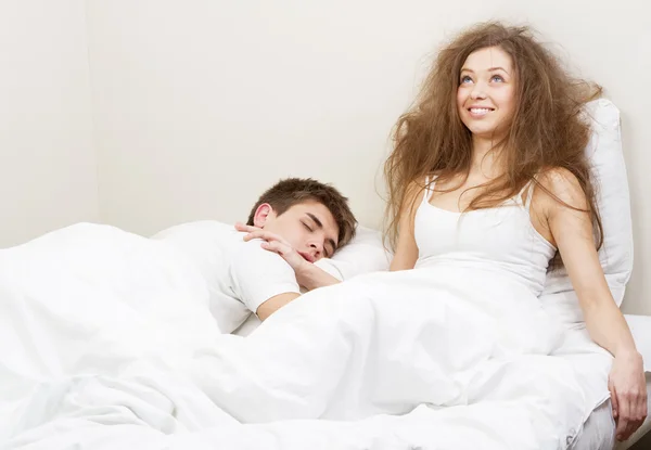 年轻夫妇在床上 — 图库照片