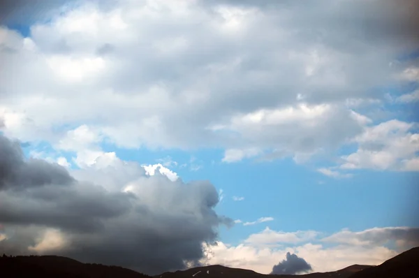 เมฆเหนือภูเขา — ภาพถ่ายสต็อก