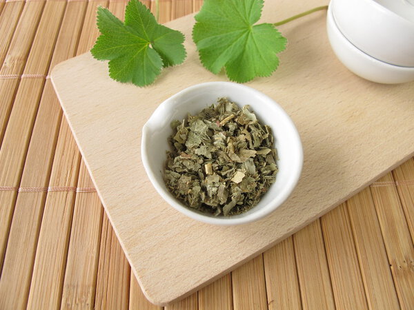 Дамская мантия, Alchemillae herba