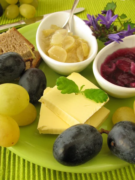 Ontbijt met druiven jam — Stockfoto
