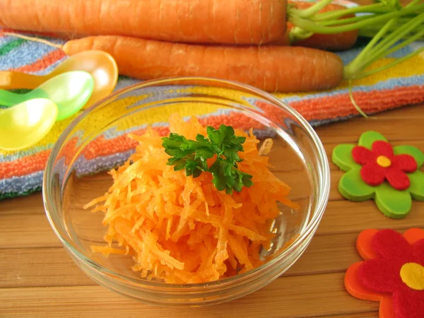 Сырое морковное пюре для детей — стоковое фото