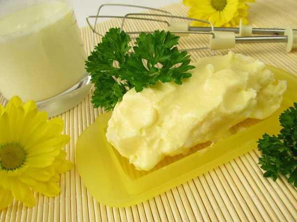 Manteiga caseira e copo de leitelho — Fotografia de Stock