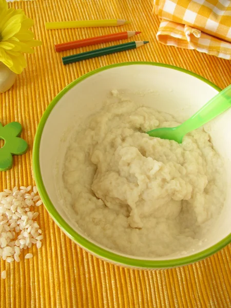Рис со сливками для малышей и детей — стоковое фото