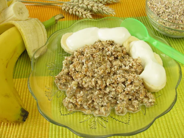 Fresh grain muesli with banana and yoghurt — Stock Photo, Image