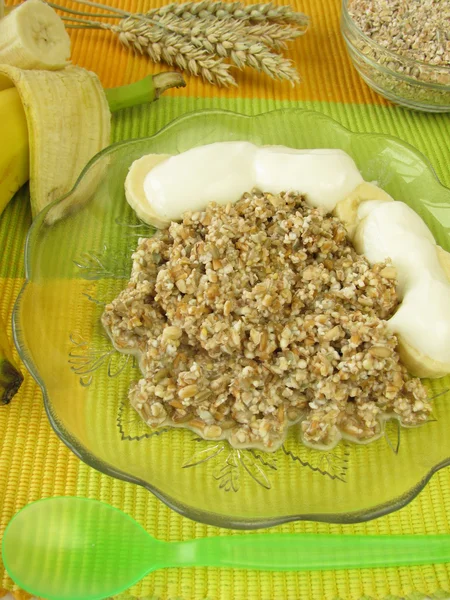 Verse graan muesli met banaan en yoghurt — Stockfoto
