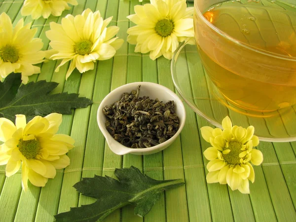 Green tea with chrysanthemum flowers — Stock Photo, Image