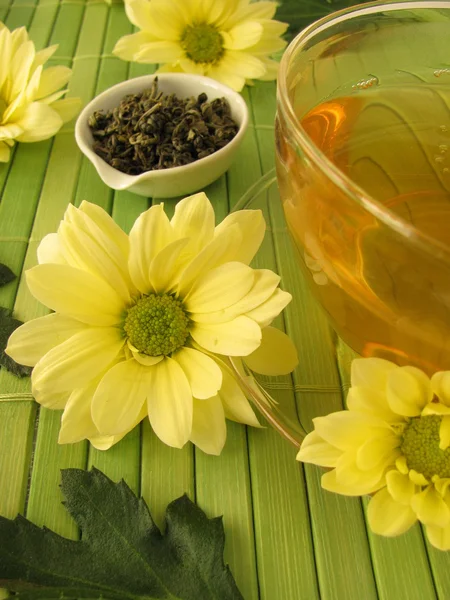 Зелений чай з квітами хризантеми — стокове фото