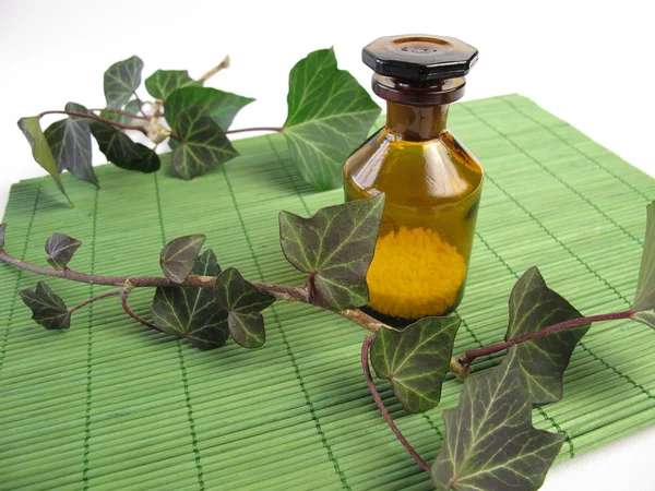 Pigułki homeopatyczne i bluszcz — Zdjęcie stockowe