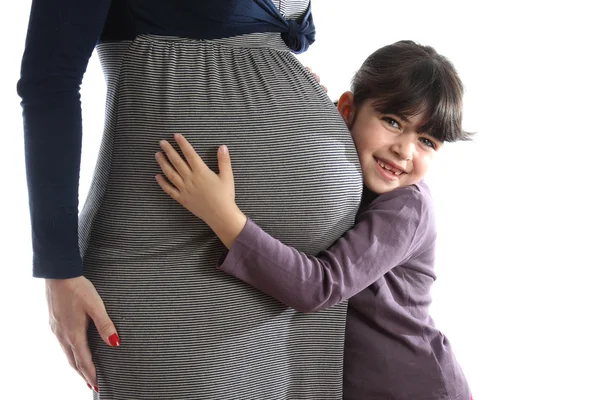 Беременная женщина со своей дочерью — стоковое фото