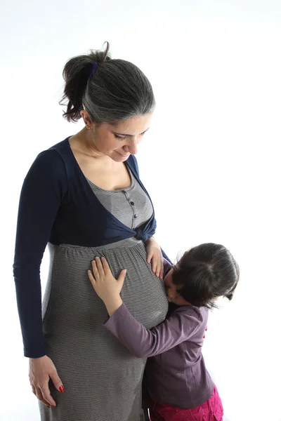 Беременная женщина со своей дочерью — стоковое фото