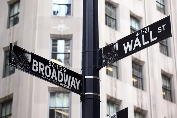 Broadway en wall street tekenen — Stockfoto