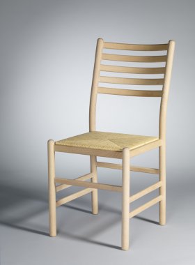 Beyaz ahşap sandalye