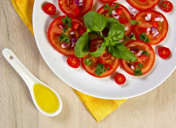 Plasterki pomidorów z bazylią i oliwą — Zdjęcie stockowe