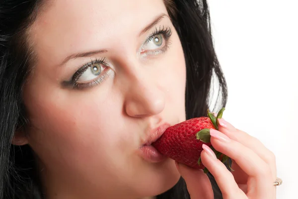 Mädchengesicht mit einer Erdbeere — Stockfoto