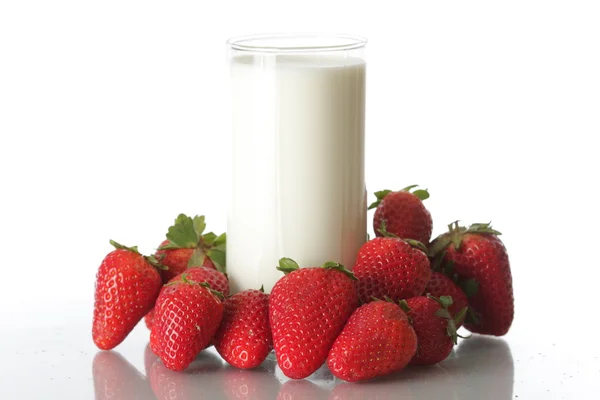 草莓和牛奶玻璃 — 图库照片