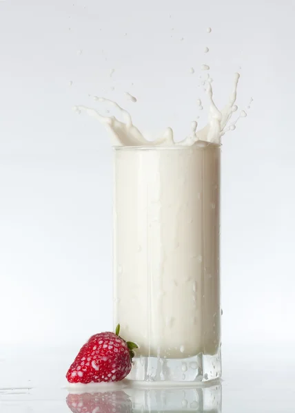 イチゴとミルクのガラス — ストック写真