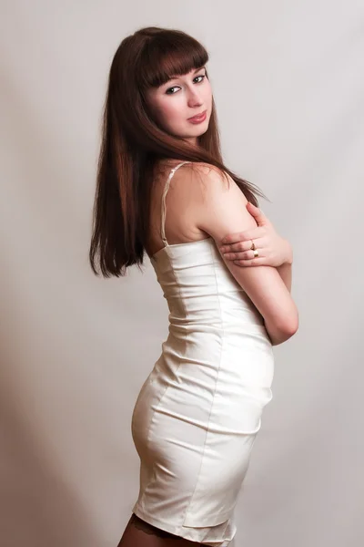 Flickan i en vit klänning — Stockfoto