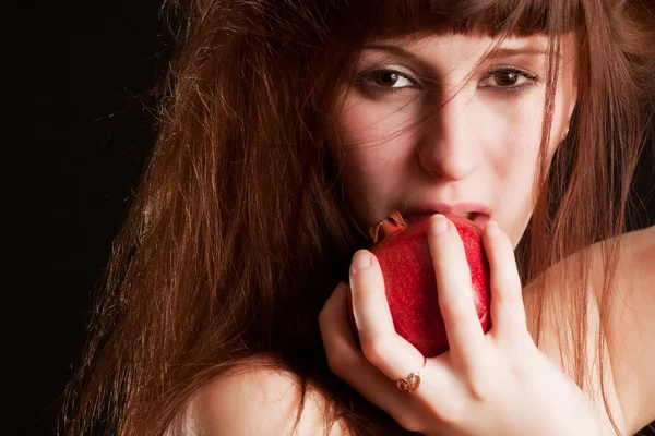Das Mädchen mit dem roten Granatapfel — Stockfoto