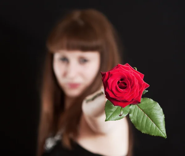 Flickan med en ros — Stockfoto