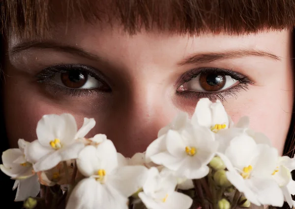 Het meisje met witte viooltjes — Stockfoto