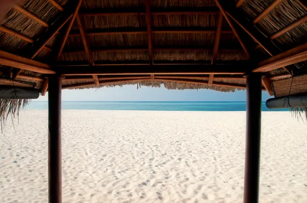 查看关于马尔代夫的海滩小屋从 — 图库照片