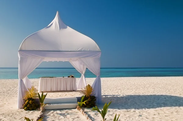 Bruiloft hut aan het strand — Stockfoto