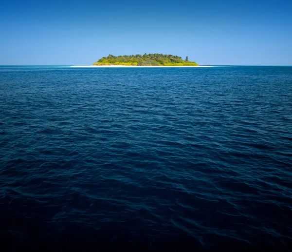 Isola tropicale nel mare — Foto Stock
