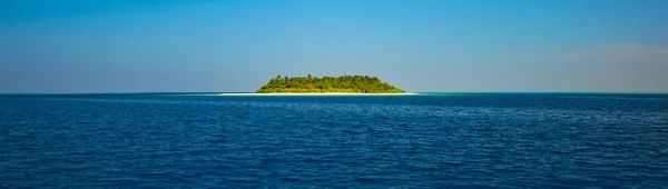 Tropický ostrov s kokosovými palmami — Stock fotografie