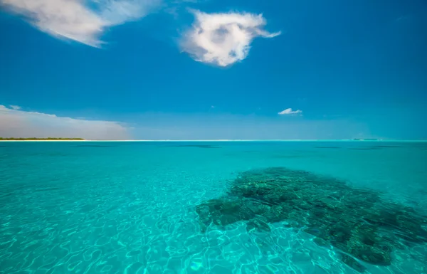 Turquoise indian ocean on a sunny day — Stock Photo, Image